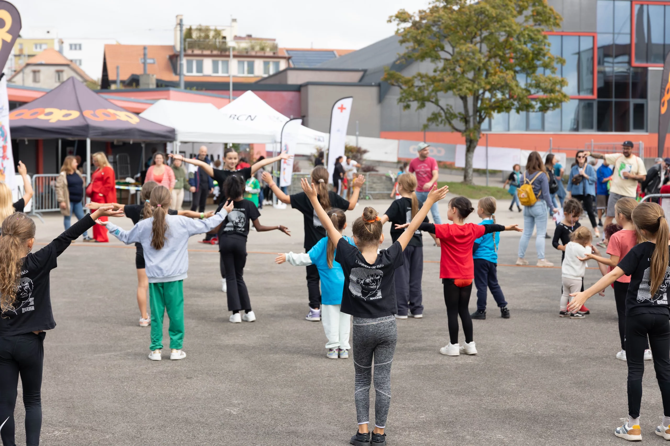 Kinder auf dem Sportplatz