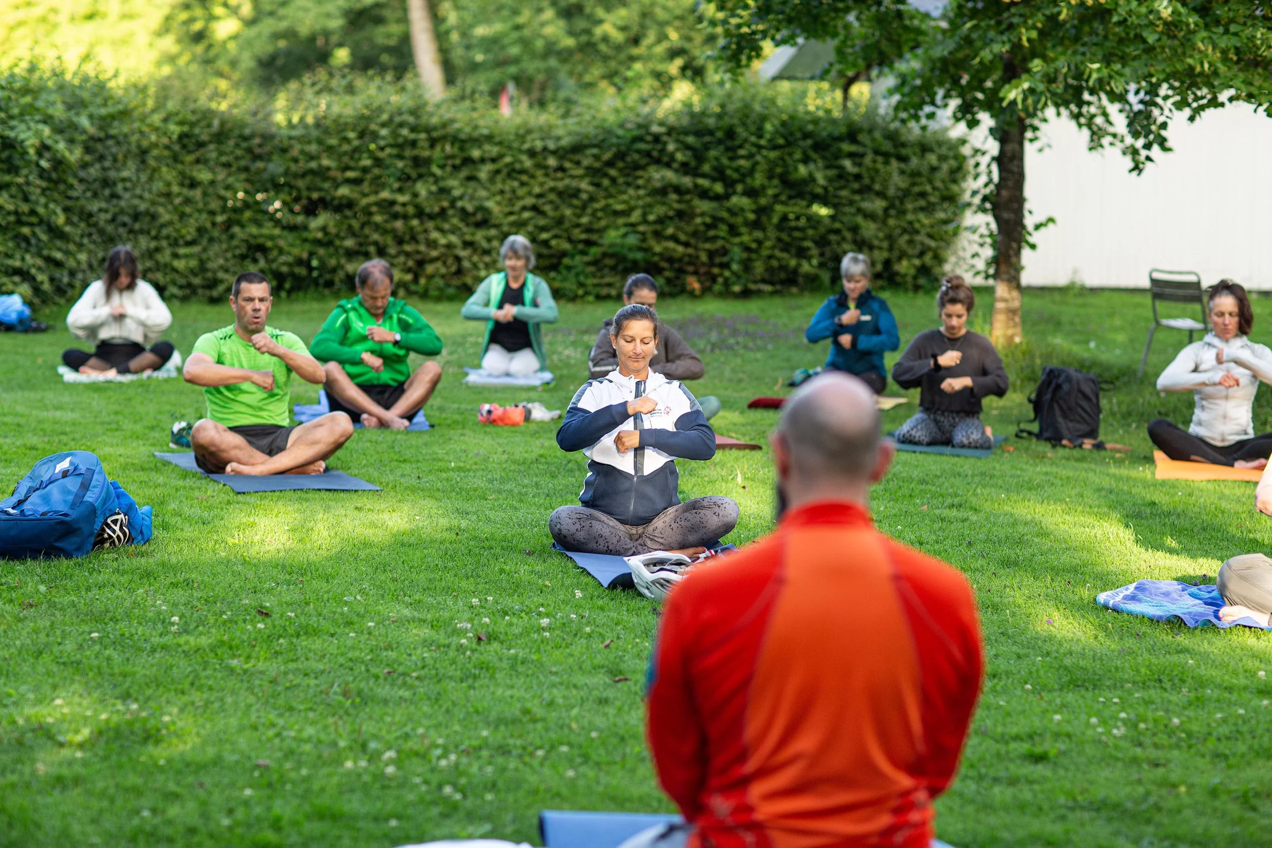 Gruppe von Menschen beim Yoga