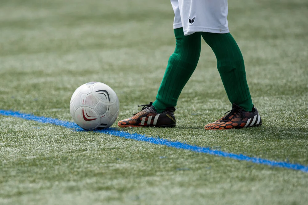 Junge mit Fussball