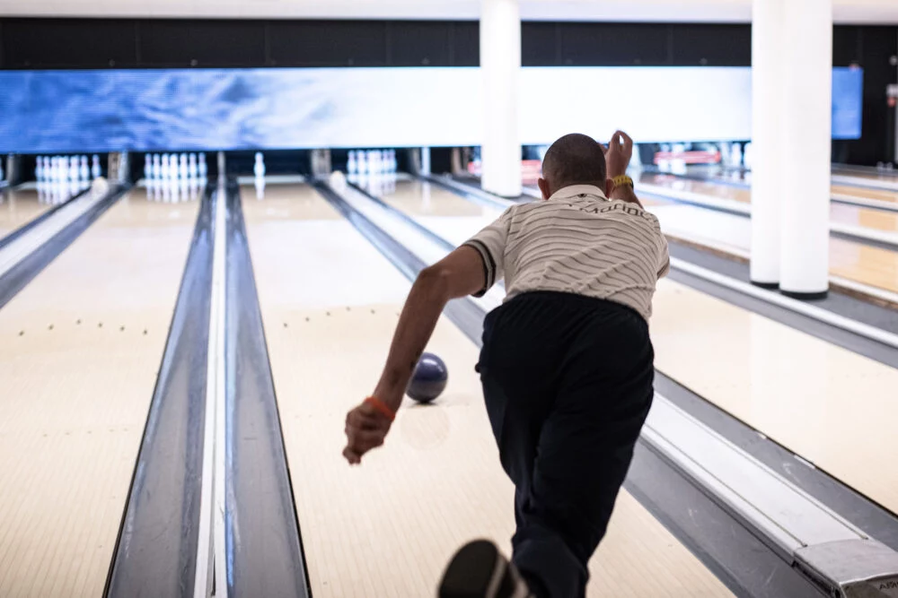 Mann beim Bowling