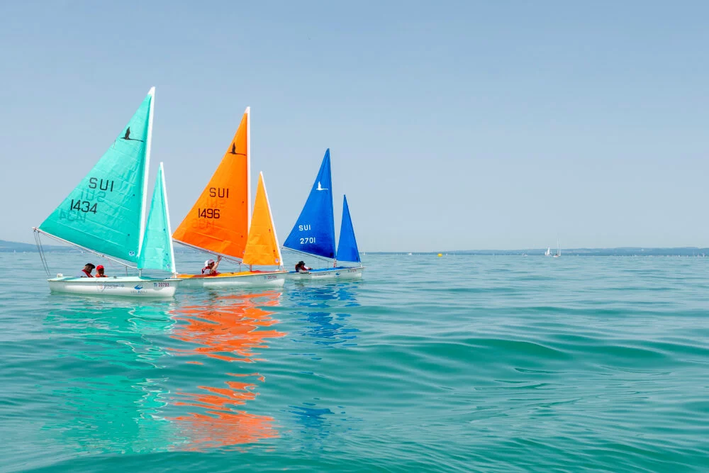 Drei Segelschiffe auf dem Wasser